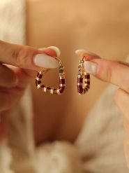 Pierres delicates Pozłacane kolczyki-kreole z masą perłową rozmiar: onesize. Czerwone kolczyki damskie Pierres delicates, z perłą, pozłacane. Za 56.99 zł.