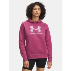 Bluza Damska Z Kapturem Under Armour Fuksja Rival Feelce Shimmer Hoddy. Czerwone bluzy sportowe damskie Under Armour, bez wzorów, bez ramiączek, z kapturem. Za 249.99 zł.