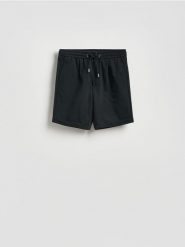 Szorty regular fit - czarny. Czarne szorty męskie Reserved, bez wzorów, z dzianiny. Za 99.99 zł.
