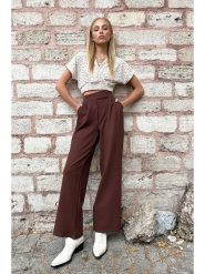 Trend Alaçatı Stili Spodnie w kolorze brązowym rozmiar: XL. Brązowe spodnie materiałowe damskie Trend Alaçatı Stili, bez wzorów, z materiału. Za 61.02 zł.