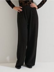 Spodnie straight leg - czarny. Czarne spodnie materiałowe damskie Sinsay, bez wzorów. Za 49.99 zł.