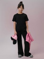 4F T-shirt regular dziewczęcy - czarny 146 (10-11 lat). Czarne koszulki dziewczęce 4f, z aplikacjami, z bawełny, bez ramiączek. Za 59.99 zł.