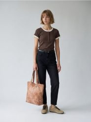 Bawełniana koszulka z kontrastową lamówką - brązowy. Brązowe t-shirty damskie Sinsay, l, bez wzorów, z bawełny, bez kołnierzyka. Za 19.99 zł.