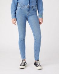 SPODNIE DAMSKIE WRANGLER SKINNY INDIGO SKY W28KKR29G 112128293. Niebieskie spodnie materiałowe damskie Wrangler, bez wzorów, z jeansu. Za 199.99 zł.