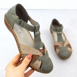 Sandały damskie komfortowe na rzepy zabudowane palce zielone Rieker M1655-54. Zielone sandały damskie Rieker, bez wzorów, ze skóry ekologicznej, bez obcasa. Za 339.00 zł.