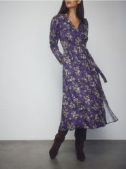 Sukienka midi w kwiaty - wielobarwny. Sukienki damskie Reserved, l, bez wzorów, z wiskozy, bez kołnierzyka, bez ramiączek, midi, rozkloszowane. Za 179.99 zł.