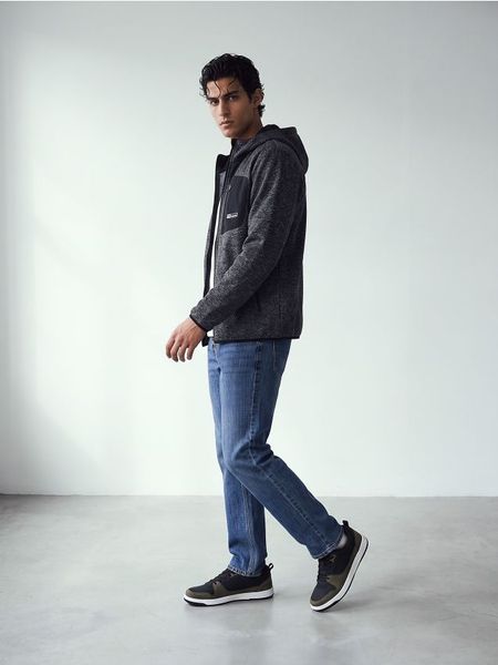 Sportowa bluza z kapturem z dzianiny termicznej - czarny. Czarne bluzy sportowe męskie Sinsay, l, z dzianiny. Za 79.99 zł.