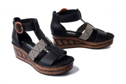RIEKER 68182-00 black, sandały damskie. Czarne sandały damskie Rieker, bez wzorów, bez obcasa, na koturnie. Za 271.92 zł.