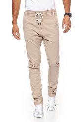 WRANGLER SPODNIE MĘSKIE DRAWSTRING CHINO CAMEL WASHED W16DP749J $. Brązowe spodnie materiałowe męskie Wrangler, bez wzorów, z materiału. W wyprzedaży za 131.49 zł.
