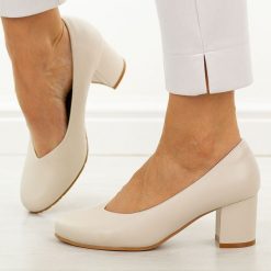 Beżowe skórzane czółenka damskie Cambell 19410. Brązowe czółenka damskie Cambell, bez wzorów, ze skóry, z okrągłym noskiem, bez obcasa, na słupku. Za 219.00 zł.