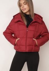 Bordowa Pikowana Kurtka na Sezon Przejściowy Puffer z Kapturem i Kołnierzem Alaile. Czerwone kurtki damskie Born2be, l, bez wzorów, z dzianiny, z kapturem. Za 179.99 zł.