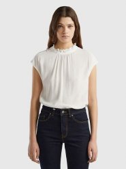 Benetton Bluzka w kolorze białym rozmiar: XL. Białe bluzki damskie Benetton, xl, bez wzorów, z wiskozy, bez kołnierzyka, bez ramiączek. Za 83.42 zł.