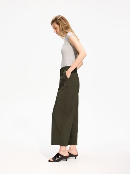 Spodnie barrel leg - zielony. Zielone spodnie materiałowe damskie Reserved, bez wzorów, z bawełny. Za 139.99 zł.