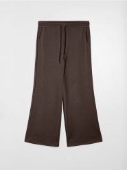 Spodnie wide leg z kieszeniami i domieszką wiskozy, soft touch - brązowy. Brązowe spodnie materiałowe damskie Sinsay, bez wzorów, z dzianiny. Za 49.99 zł.