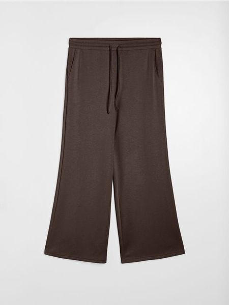 Spodnie wide leg z kieszeniami i domieszką wiskozy, soft touch - brązowy. Brązowe spodnie materiałowe damskie Sinsay, bez wzorów, z dzianiny. Za 49.99 zł.
