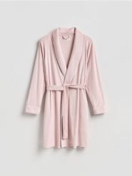 Miękki szlafrok z paskiem - pastelowy róż. Czerwone szlafroki damskie Reserved, l, bez wzorów, z dzianiny. Za 129.99 zł.