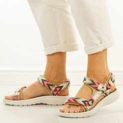 Beżowo fuksjowe sandały damskie Lee Cooper 4429. Brązowe sandały damskie Lee Cooper, bez wzorów, z tkaniny, bez obcasa, na płaskiej podeszwie. Za 139.00 zł.