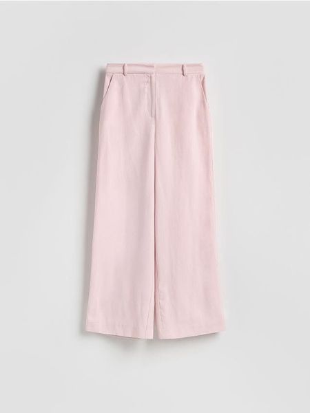 Szerokie spodnie - pastelowy róż. Czerwone spodnie materiałowe damskie Reserved, bez wzorów, z tkaniny. Za 139.99 zł.