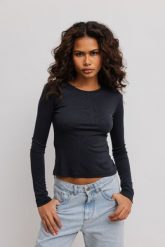 Dopasowany top z długim rękawem w kolorze WASHED BLACK- PRETO-L. Czarne topy damskie Marsala, l, bez wzorów, z bawełny, bez kołnierzyka. W wyprzedaży za 47.97 zł.