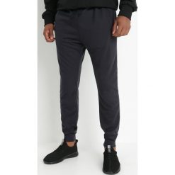 Granatowe Spodnie Dresowe Joggery Analía. Niebieskie spodnie dresowe męskie Born2be, bez wzorów, z dresówki. Za 34.99 zł.