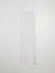 Bawełniana swetrowa sukienka midi na ramiączkach - kremowy. Białe sukienki damskie Sinsay, l, bez wzorów, z bawełny, bez kołnierzyka, bez ramiączek, midi. Za 59.99 zł.