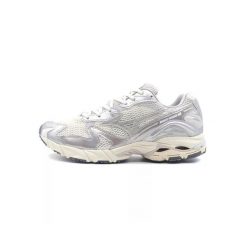 Buty Mizuno Wave Rider 10 Białe Metaliczne. Białe obuwie do biegania damskie Mizuno, mizuno wave. Za 679.05 zł.