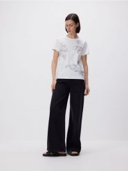 T-shirt z haftem - biały. Białe t-shirty damskie Reserved, l, bez wzorów, z bawełny, bez kołnierzyka. W wyprzedaży za 39.99 zł.