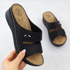 Klapki damskie na koturnie regulowane czarne eVento 1602. Czarne klapki damskie Evento, bez wzorów, ze skóry ekologicznej, bez obcasa, na koturnie. Za 129.99 zł.
