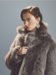 Kolczyki w kształcie serca - srebrny. Szare kolczyki damskie Reserved, srebrne. Za 79.99 zł.