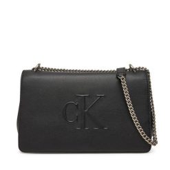 Torebka Calvin Klein Jeans. Czarne torebki klasyczne damskie Calvin Klein Jeans, bez wzorów, z jeansu, wizytowe, bez kołnierzyka, bez ramiączek. Za 369.99 zł.