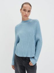 Someday Sweter w kolorze błękitnym rozmiar: M. Niebieskie swetry klasyczne damskie Someday, m, prążkowane, bez kołnierzyka. Za 173.99 zł.