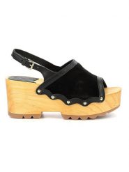 Kickers Skórzane sandały "Kick Wedge Wood" w kolorze czarnym rozmiar: 40. Czarne sandały damskie Kickers, bez wzorów, bez obcasa, na koturnie. Za 232.78 zł.