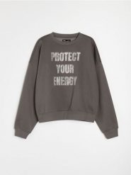 Dresowa bluza crewneck z błyszczącym napisem - szary. Szare bluzy bez kaptura damskie Sinsay, l, z dresówki. Za 59.99 zł.