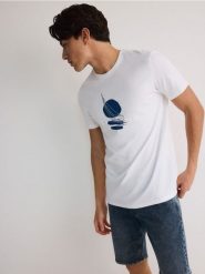 T-shirt regular z nadrukiem - biały. Białe t-shirty męskie Reserved, l, bez wzorów, z bawełny, bez kołnierzyka. W wyprzedaży za 39.99 zł.