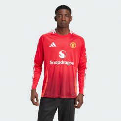 Koszulka Manchester United 24/25 Long Sleeve Home. Czerwone koszulki męskie z długim rękawem Adidas, s, z materiału. W wyprzedaży za 399.20 zł.