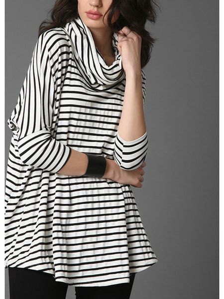 Milan Kiss Koszulka w kolorze biało-czarnym rozmiar: L. Białe bluzki damskie Milan Kiss, l, bez wzorów, bez kołnierzyka, bez ramiączek. Za 105.14 zł.