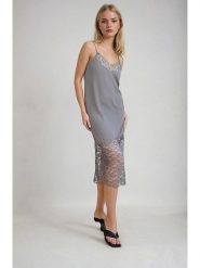 Monki Sukienka w kolorze szarym rozmiar: 42. Szare sukienki damskie Monki, na co dzień, bez wzorów, z koronki, bez kołnierzyka, bez ramiączek, midi, proste. Za 43.99 zł.