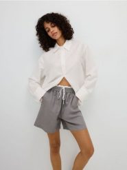 Szorty z kontrastową lamówką - jasnoszary. Szare szorty damskie Reserved, bez wzorów, z tkaniny. W wyprzedaży za 69.99 zł.