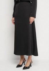 Czarna Satynowa Spódnica z Wiskozą o Rozkloszowanym Kroju Polavia. Czarne spódniczki damskie Born2be, l, bez wzorów, z materiału, eleganckie, maxi, koszulowe. Za 99.99 zł.