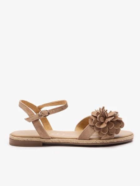 Jasnobrązowe sandały z kwiatem. Brązowe sandały damskie Ryłko, bez wzorów, ze skóry, bez obcasa, na płaskiej podeszwie. Za 379.99 zł.