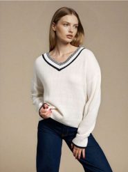 Sweter z kontrastowym dekoltem - biały. Białe swetry klasyczne damskie Sinsay, l, bez kołnierzyka. Za 49.99 zł.