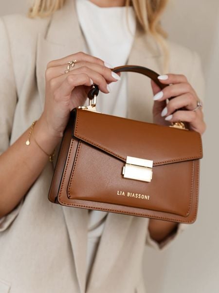 Lia Biassoni Skórzana torebka w kolorze jasnobrązowym - 20 x 14 x 7 cm rozmiar: onesize. Brązowe torebki klasyczne damskie Lia Biassoni, bez wzorów, z materiału, bez dodatków. Za 253.54 zł.