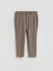 Spodnie chino slim fit - brązowy. Brązowe spodnie materiałowe męskie Reserved, bez wzorów, z tkaniny. Za 159.99 zł.