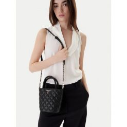 Torebka Guess. Białe torebki klasyczne damskie Guess, z aplikacjami, bez dodatków. Za 584.99 zł.