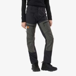 Spodnie outdoor hiking junior Swedemount Lofoten Stretch Pants szybkoschnące. Czarne spodnie dresowe damskie SWEDEMOUNT, na lato, m, bez wzorów. Za 329.99 zł.