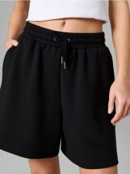 Szorty dresowe z kieszeniami soft touch - czarny. Czarne szorty damskie Sinsay, bez wzorów, z dresówki. Za 39.99 zł.