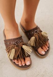 Ciemnobrązowe Płaskie Klapki Boho VICES z Imitacji Zamszu Zdobione Frędzlami Krili. Brązowe klapki damskie Born2be, z aplikacjami, z jeansu, bez obcasa, na płaskiej podeszwie. Za 119.99 zł.