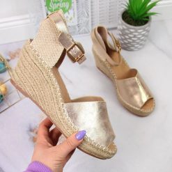 Sandały damskie espadryle na koturnie złote eVento 0153. Żółte sandały damskie Evento, bez wzorów, z materiału, bez obcasa, na koturnie. Za 129.99 zł.