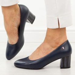 Granatowe czółenka damskie na obcasie Sergio Leone Pb404. Niebieskie czółenka damskie Sergio Leone, bez wzorów, ze skóry, z okrągłym noskiem, bez obcasa, na obcasie. Za 169.00 zł.