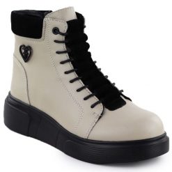 Skórzane botki damskie na platformie beżowe Filippo 7128/25. Brązowe botki damskie Filippo, ze skóry, bez obcasa, na platformie, bez zapięcia. Za 249.99 zł.